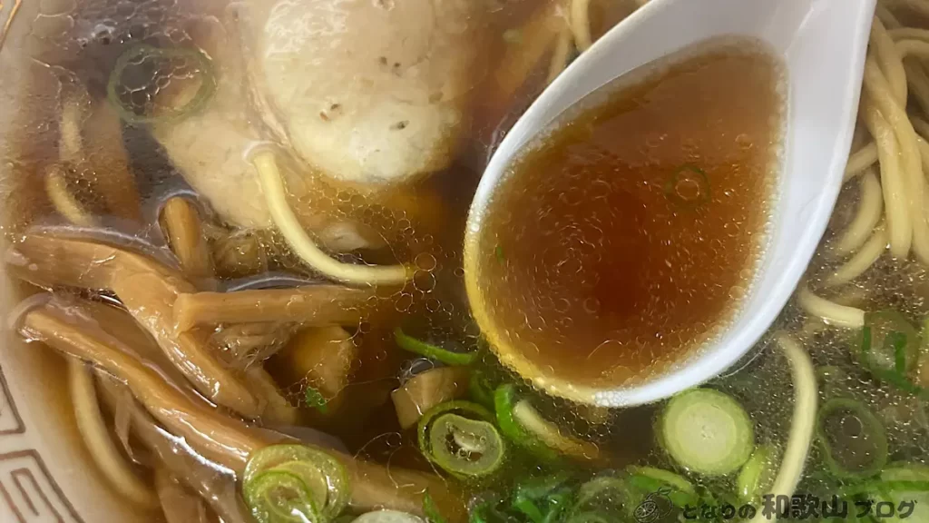 丸平の中華そばは醤油ベースの透明感のあるスープ