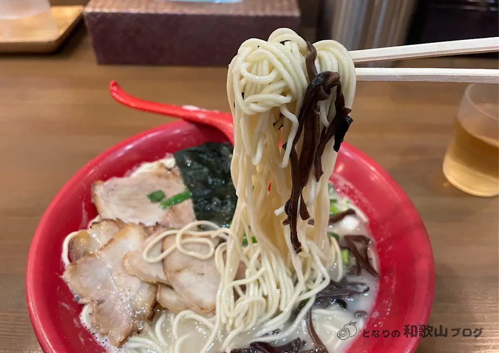 石田一龍のラーメンは細麺（お店的には中太麺）でスープとよく絡む
