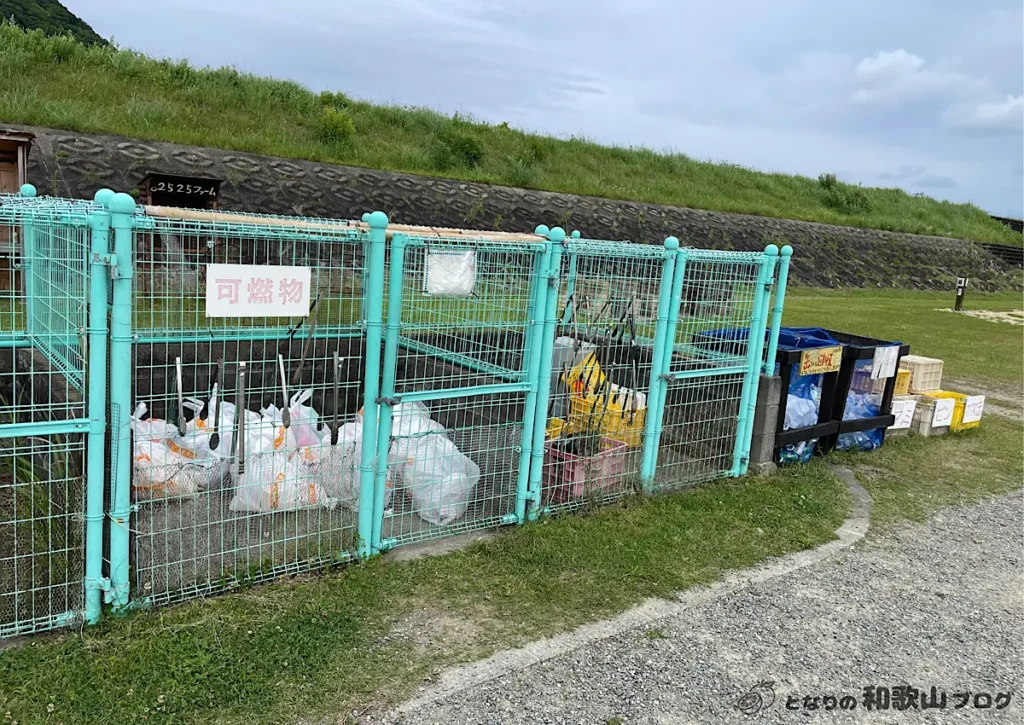 ゴミ捨て場は柵で囲われていてカラス対策されています
