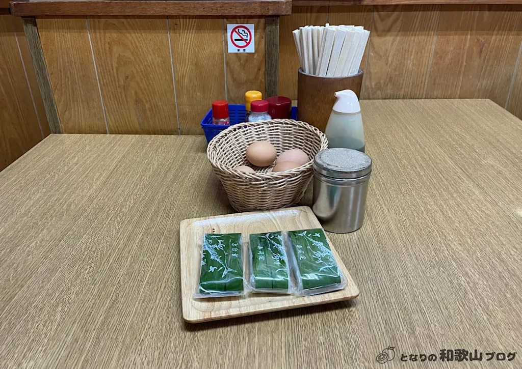 まるとくラーメン｜卓上にはゆで玉子（70円）とささずし（170円）