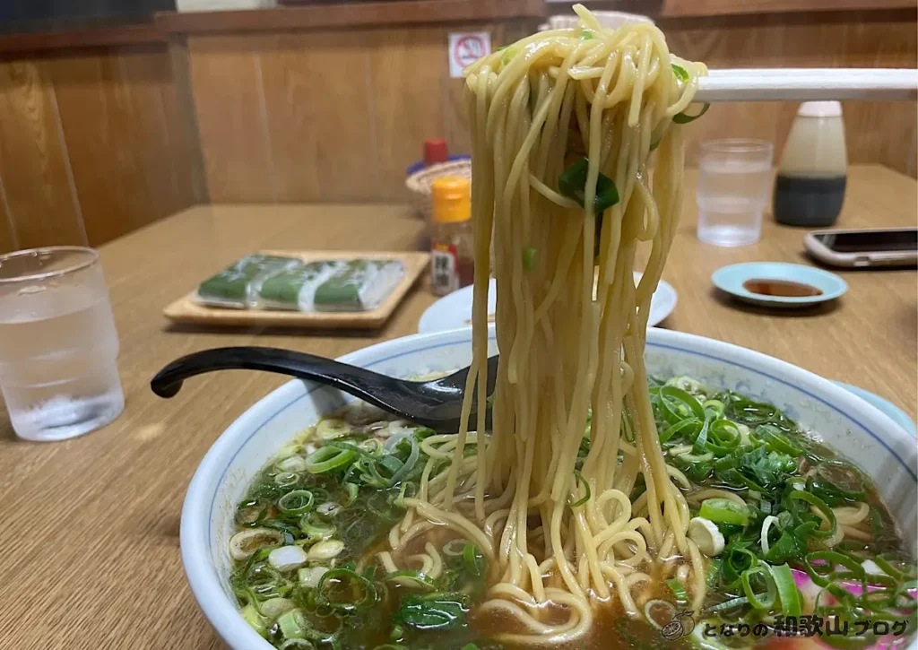 まるとくラーメン｜麺はかなり柔らかめで弾力あり