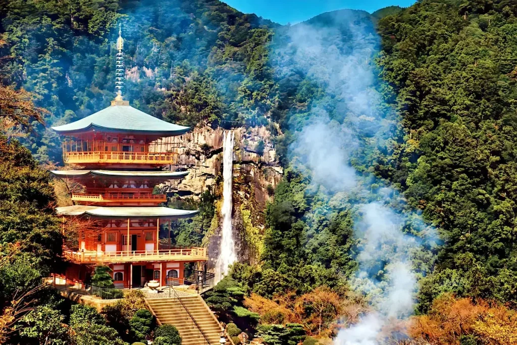 那智の滝と紅葉の風景