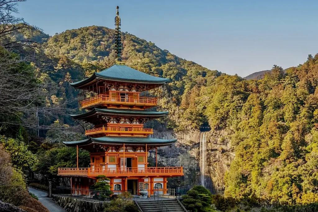 青岸渡寺の三重塔と那智の滝